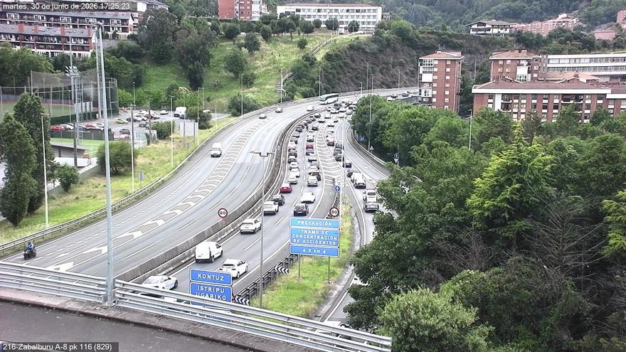 Retenciones kilométricas en la A-8 dirección Cantabria por un accidente a la altura de Bilbao