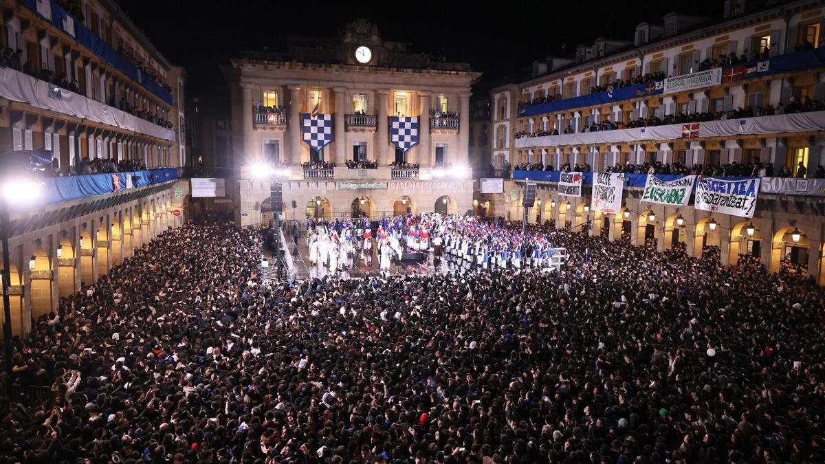 La plaza de la Constitución, abarrotada en la Izada del pasado 20 de enero