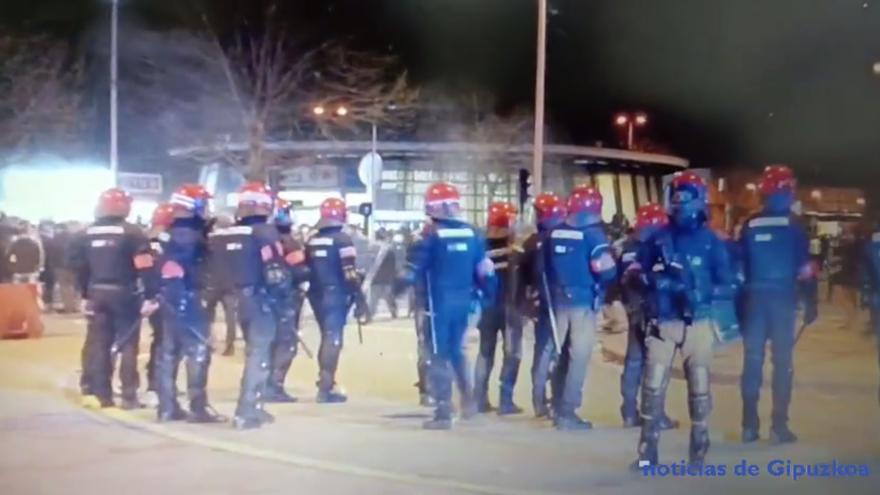 Instantes previos a la carga de la Ertzaintza tras la que resultó herida de gravedad Amaya Zabarte