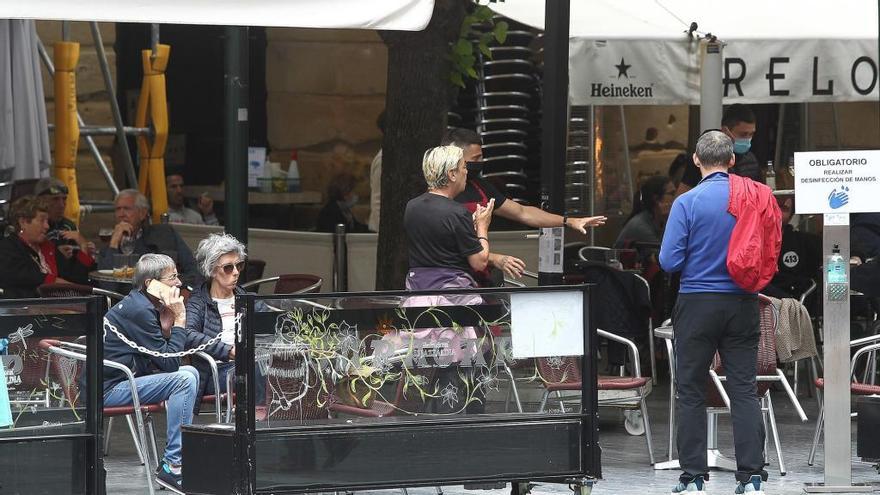 Varias personas en la terraza de un bar de Donostia a principios de junio.