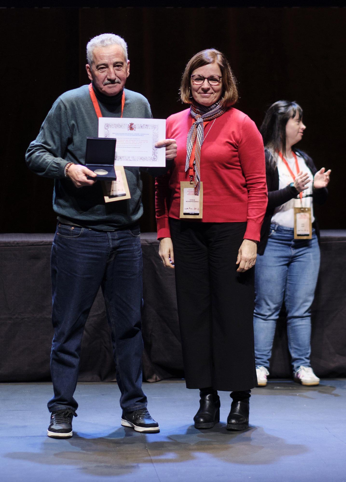 Fotos de la entrega de entrega de la Distinción Persona Voluntaria de Navarra al cirujano pediátrico Carlos Bardají