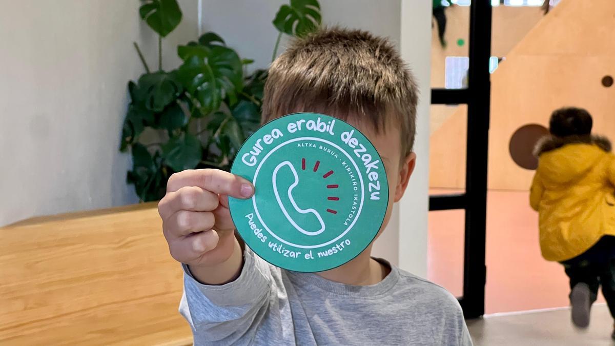 Los comercios adheridos a la campaña puesta en marcha desde Kirikiño Ikastola lucen una pegatina en la que se puede leer &#039;Gurea erabili dezakezu&#039;