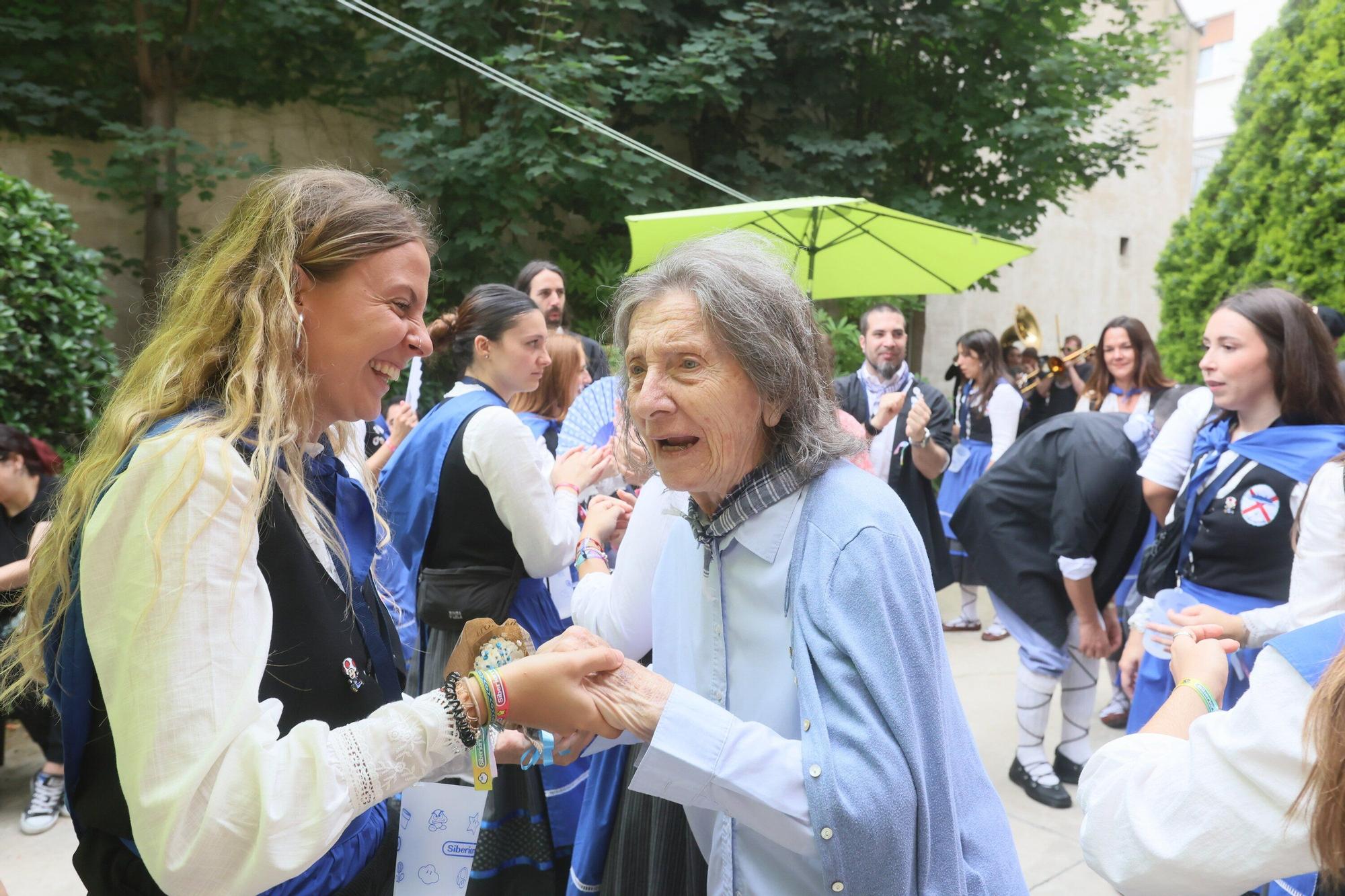 En imágenes: Siberiarrak lleva la fiesta a la residencia de ancianos Albertia Campos