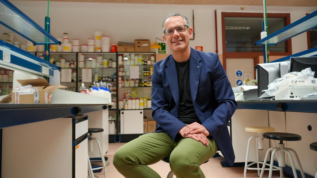 Gorka Orive, en un laboratorio de la facultad de Farmacia de la EHU, en Gasteiz.