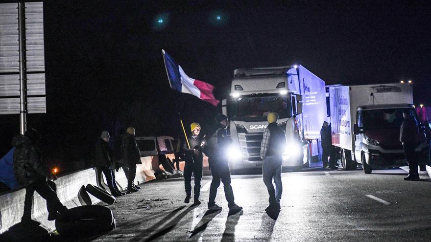 Protestas agrícolas en Francia: más cortes de carreteras por la dermatosis bovina y el Mercosur