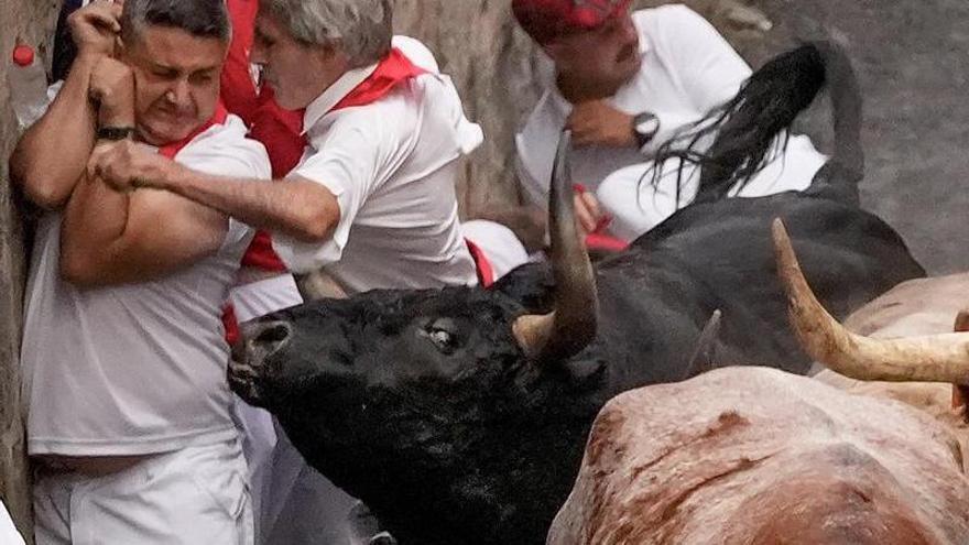 Imagen de la cornada recibida por un vecino de Donostia de 72 años en el sexto encierro de San Fermín
