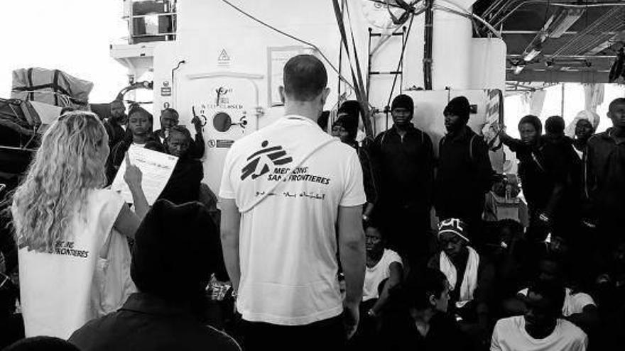 Sanitarios de MSF atienden a varios inmigrantes.