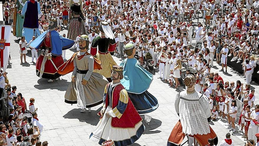 Los gigantes de la comparsa de Tudela, haciendo las delicias de quienes acudieron.