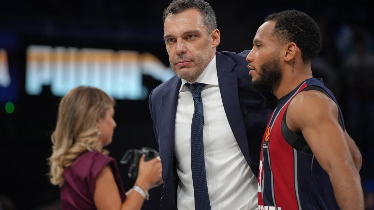 Galbiati con Nowell durante el Baskonia - Olympiacos en el Buesa Arena
