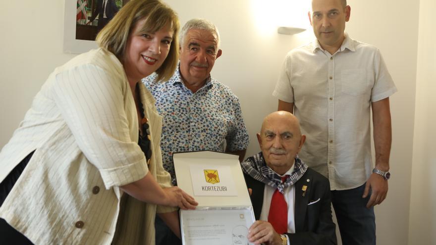Kortezubi homenajea a Jose Antonio Bastegieta “Marko” tras 28 años como alcalde