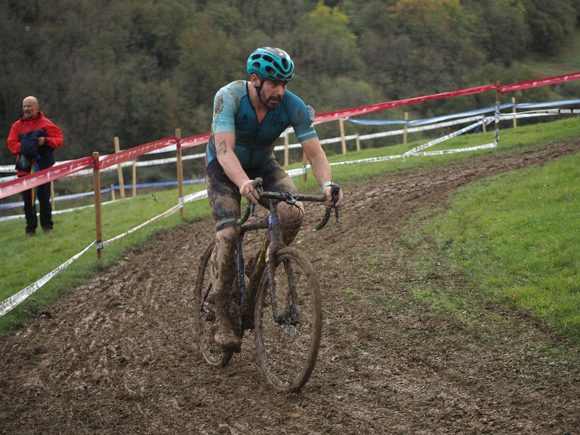 El barro se sumó al espectáculo de ciclocross en Elgoibar
