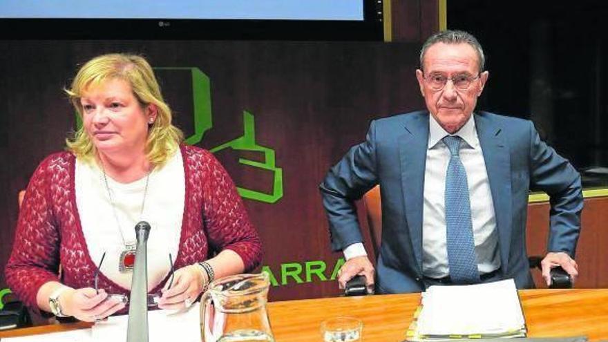 Ángel Toña, ayer, junto a la presidenta de la comisión de Hacienda, Susana Corcuera.