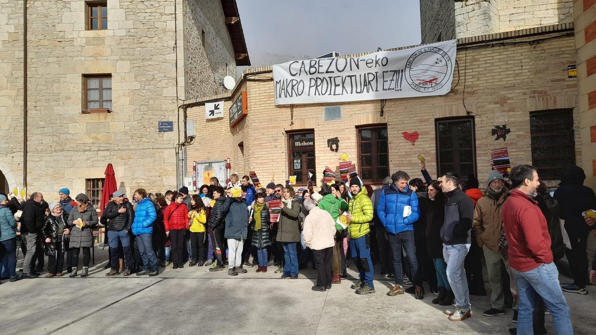 Vecinos del Valle de Etxauri, en la protesta del pasado sábado contra el macroproyecto fotovoltaico planteado en Sarbil.