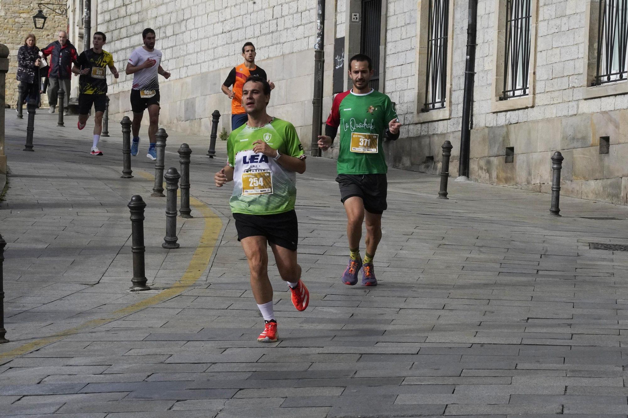 En imágenes: Miles de personas conquistan la Almendra de Gasteiz