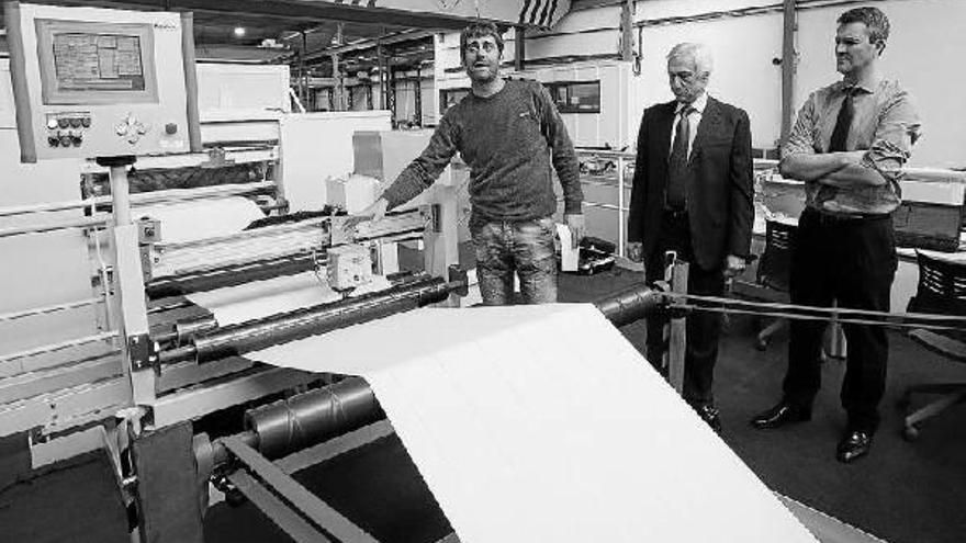 Eneko Pasaban, director de Producción, Julián Echeverria y Gustavo Lascurain, ante una cortadora de papel moneda.
