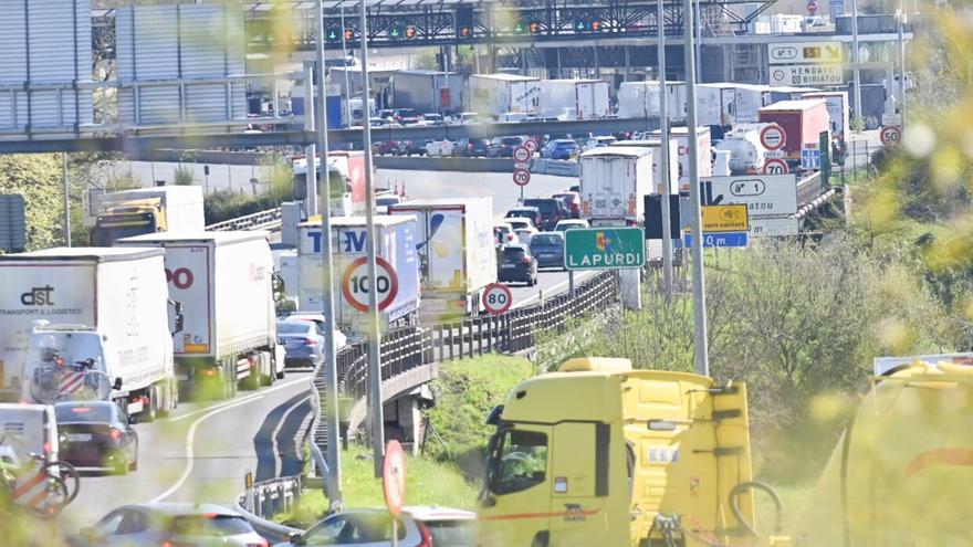Colas en Biriatu en la Operación Salida de Semana Santa