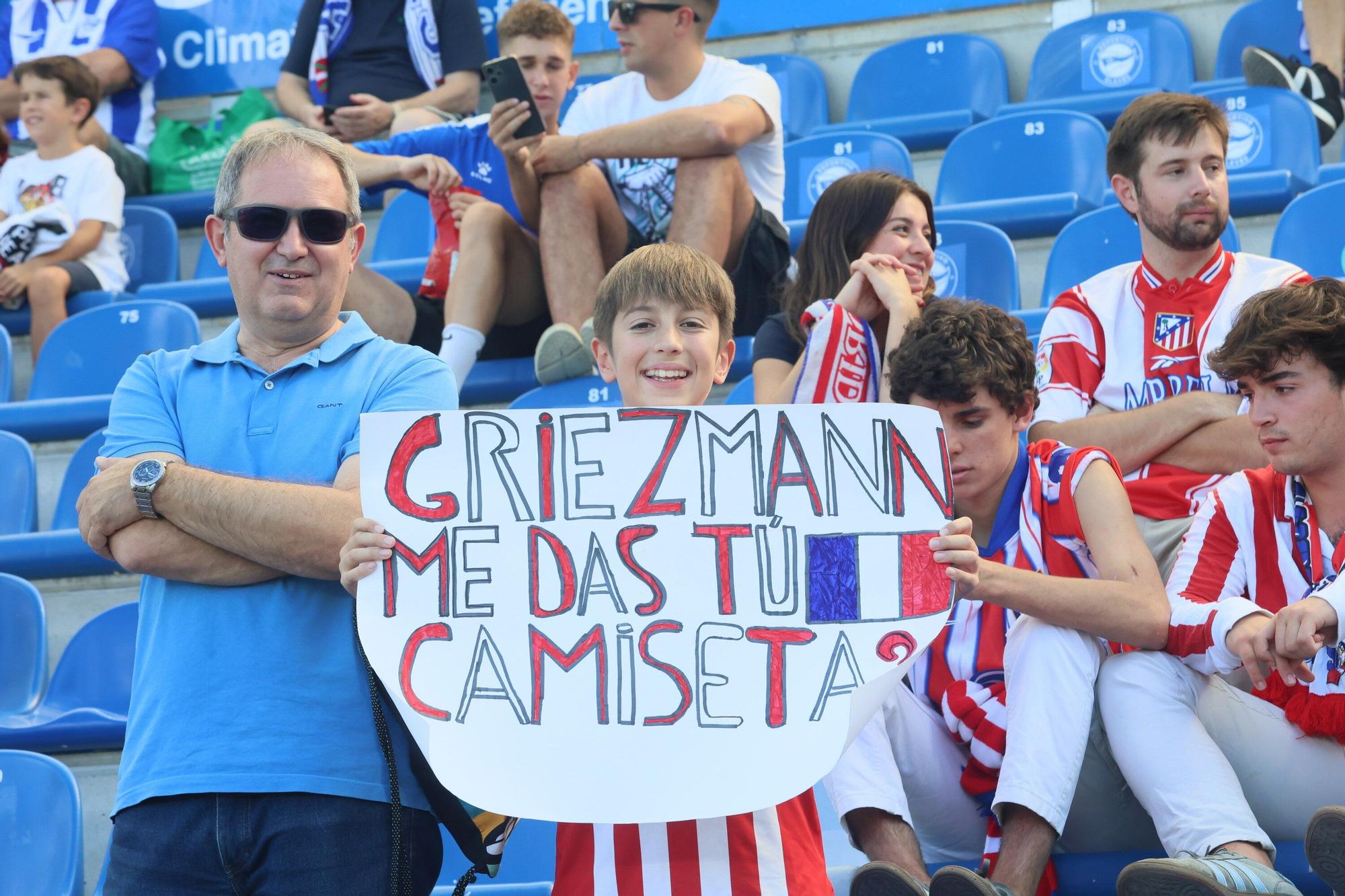En imágenes: Ambientazo en el Alavés - Atlético en Mendizorroza (¡Búscate en las fotos!)