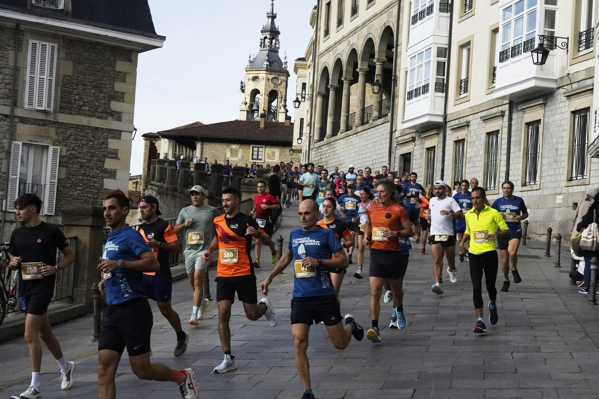 En imágenes: Miles de personas conquistan la Almendra de Gasteiz