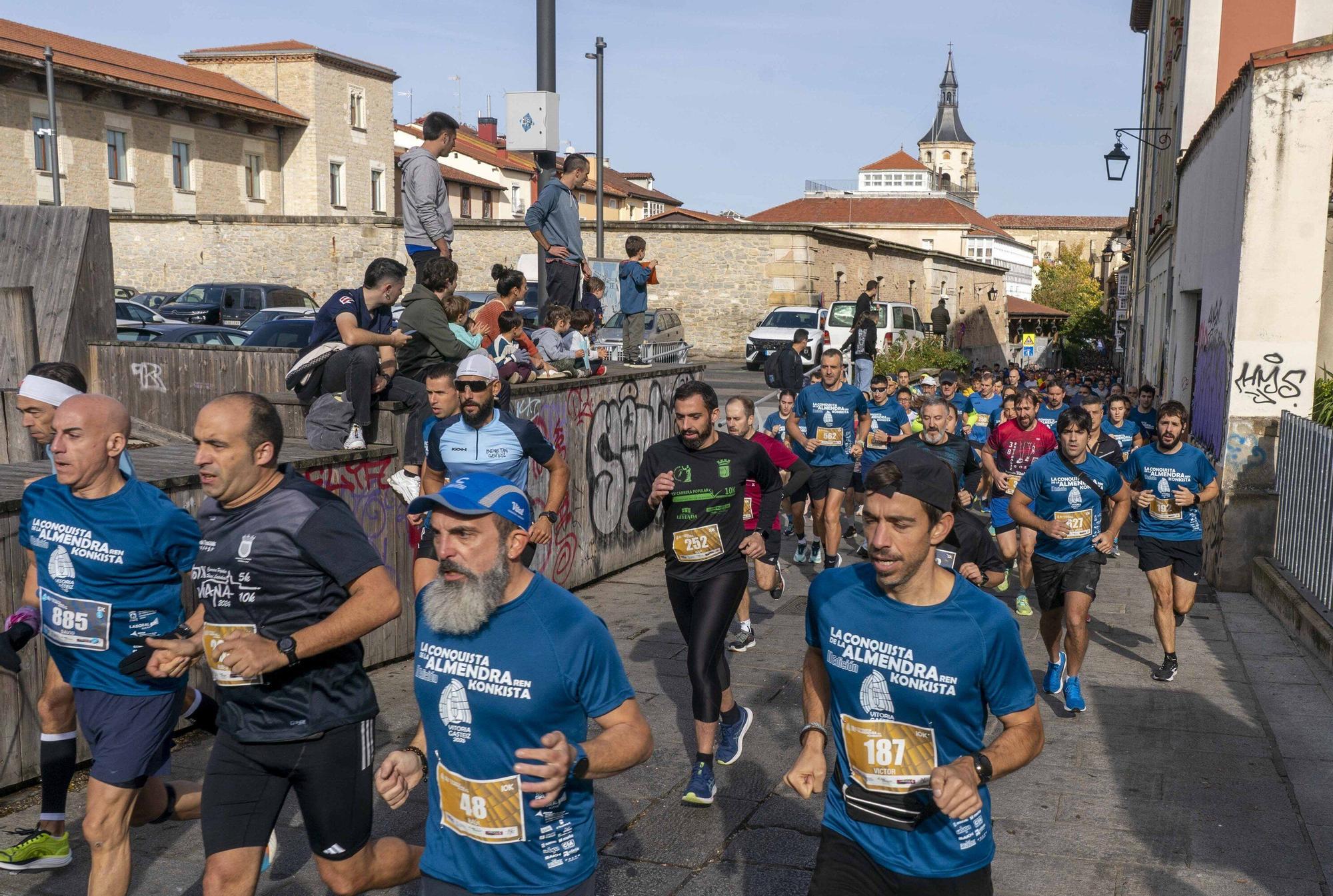 En imágenes: Un millar de corredores atraviesan la almendra