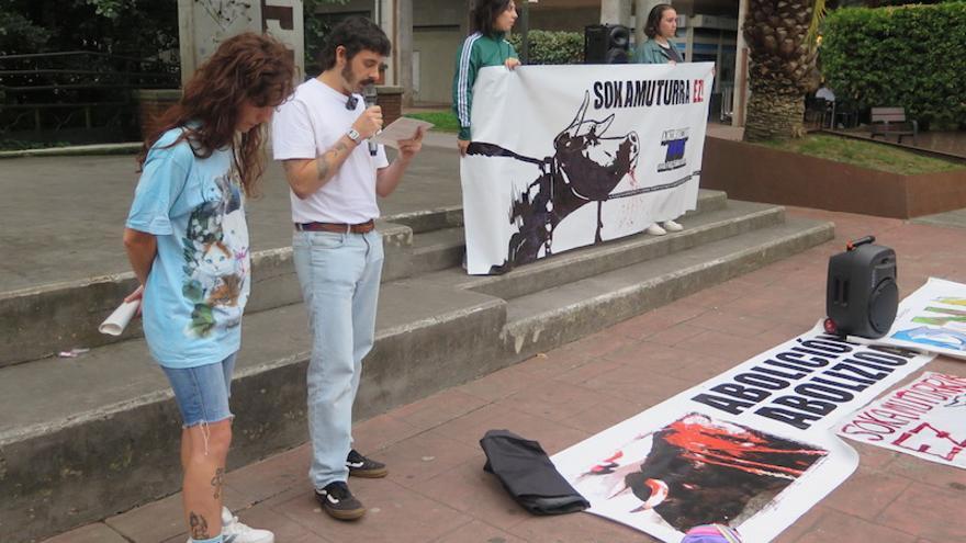 Concentración en contra de la sokamuturra de fiestas de Urretxu