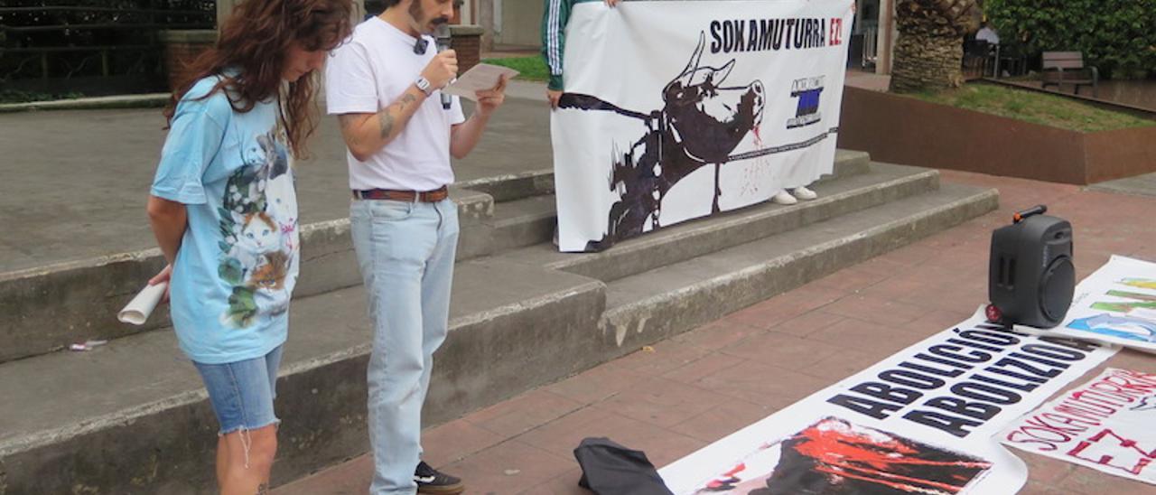 Concentración en contra de la sokamuturra de fiestas de Urretxu