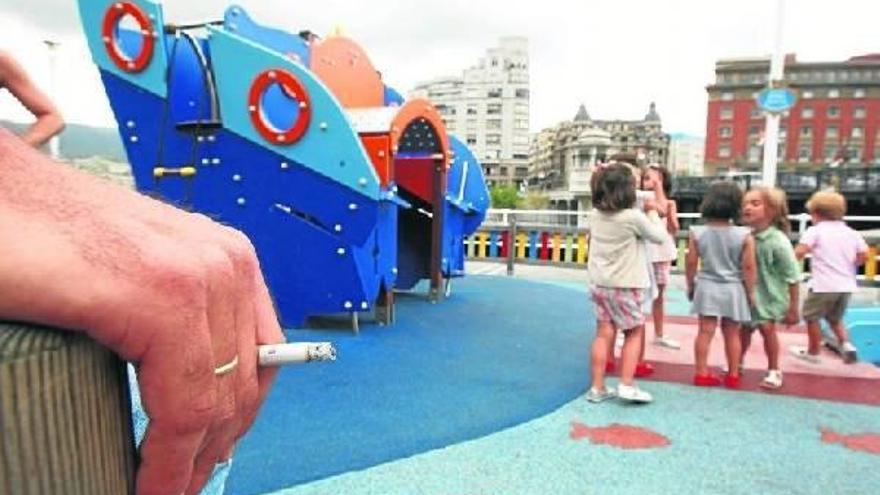 La normativa, tanto vasca como estatal, prohíbe completamente el consumo de tabaco en áreas infantiles, tanto si están en un espacio cerrado como al aire libre.
