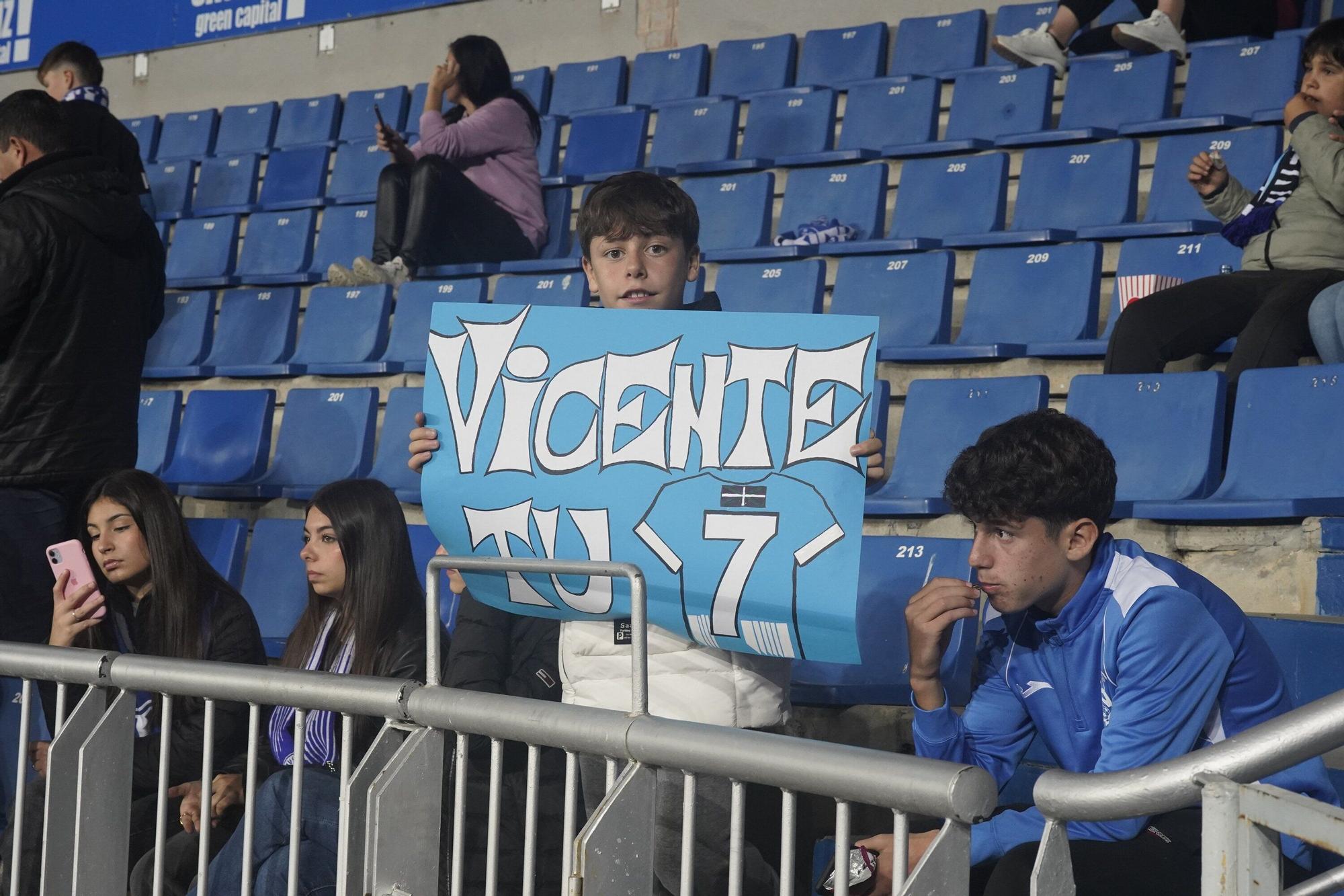 En imágenes: La afición del Alavés arropa al equipo en el duelo contra el Valladolid