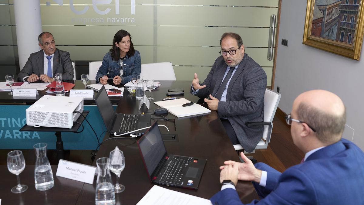 Momento de la reunión, con José Antonio Sebastián tomando la palabra.