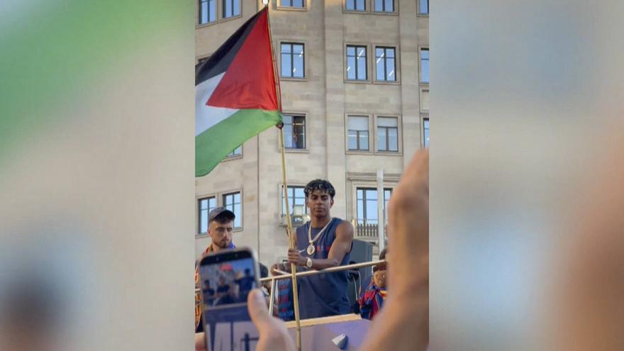 Israel carga contra Lamine Yamal por ondear una bandera palestina en la rúa del Barça