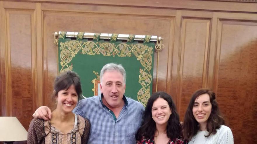 El alcalde de Pamplona recibe a representantes de las organizaciones que impulsan la Semana Mundial por la Educación (SAME).