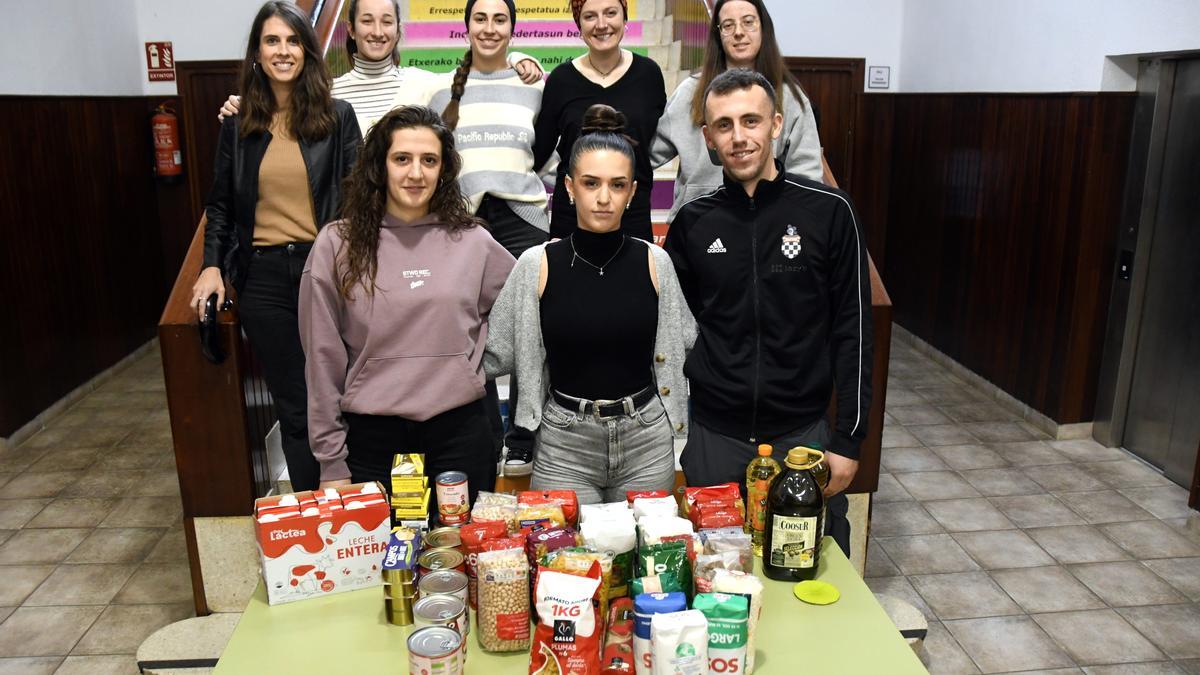 El grupo que partirá en marzo a Lesbos, compuesto por seis estudiantes y dos profesoras, con los produtos recogidos el lunes.