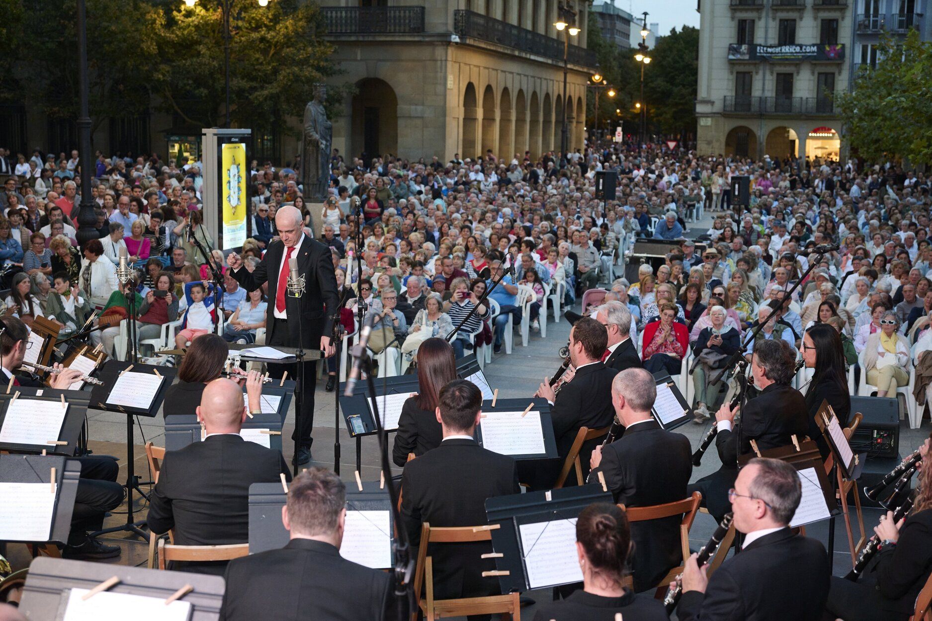 Abarrotado concierto de La Pamplonesa, que ha estado dedicado a la música sanferminera.