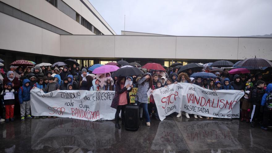 Familias y personal educativo de Buztintxuri se concentran contra el vandalismo en el colegio