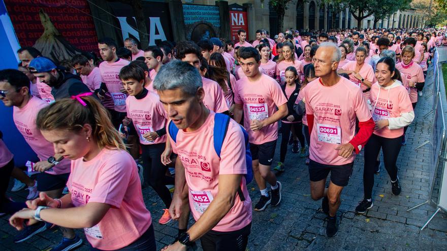 Una marea rosa convierte la Carrera de Saray en Pamplona en un nuevo récord solidario