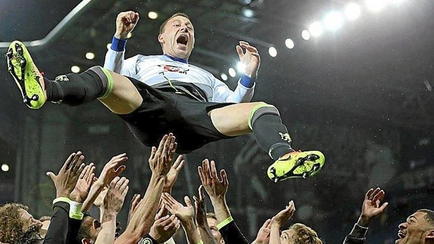 Los jugadores del Chelsea mantean a su compañero Terry, que se despide este año del club.