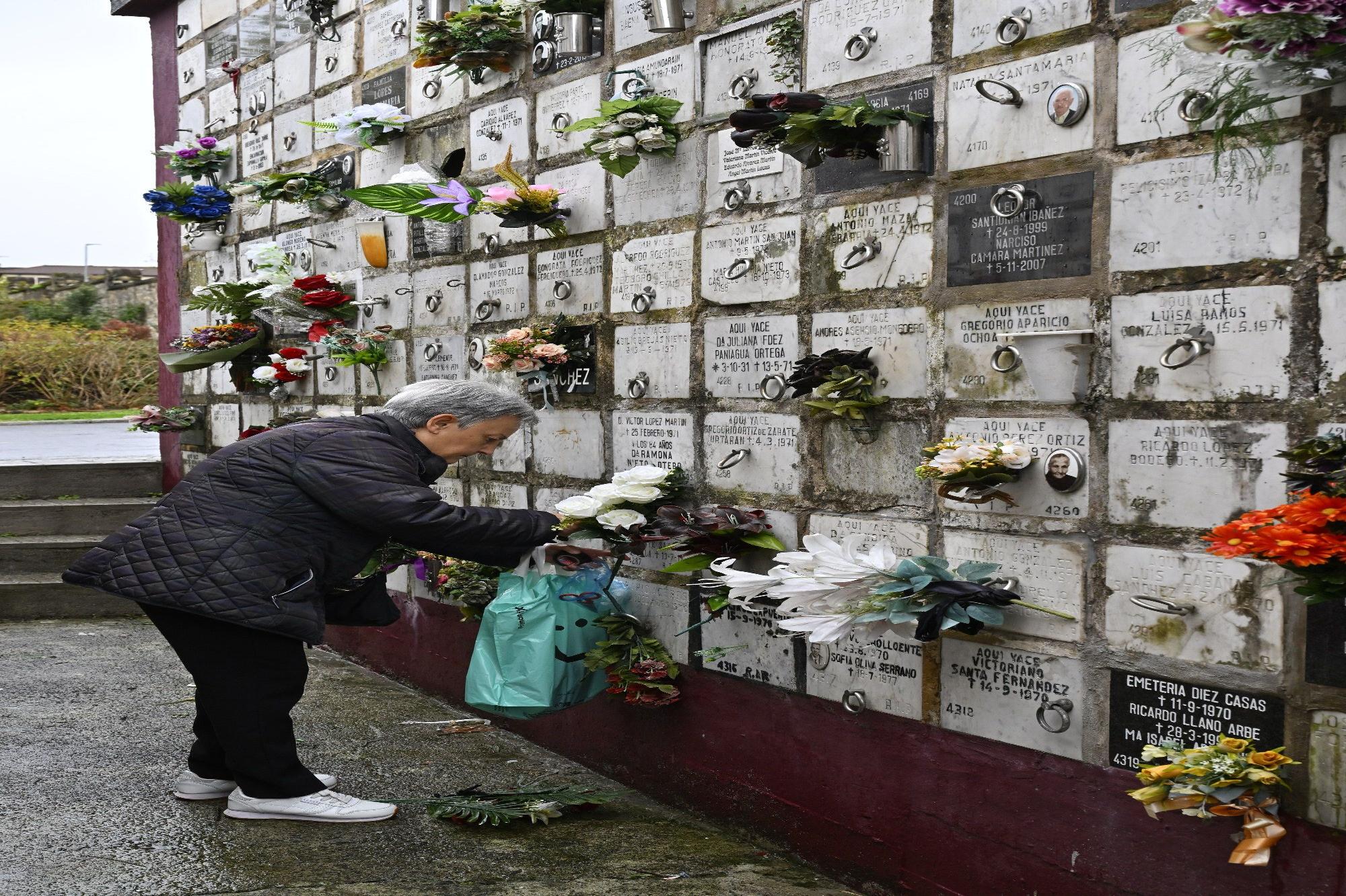 En imágenes: así se vive el día de Todos los Santos en el cementerio de Bilbao