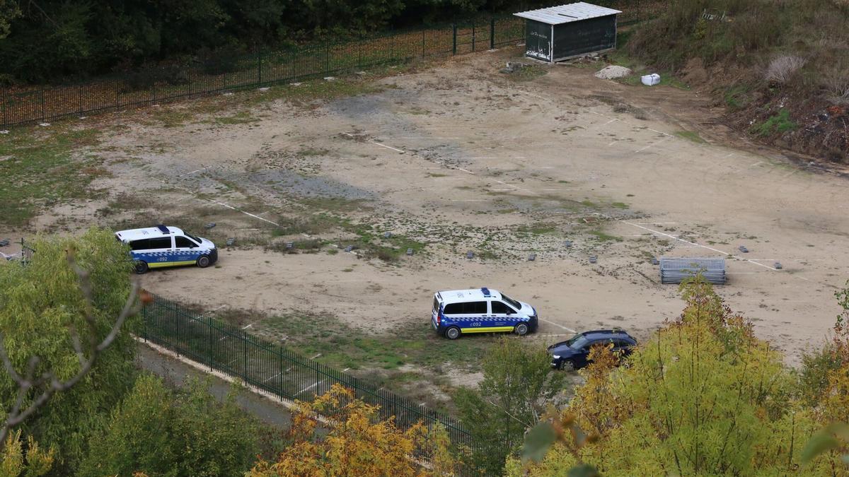 Policías Municipales investigan en la zona donde tuvo lugar la agresión sexual durante la Carpa Universitaria