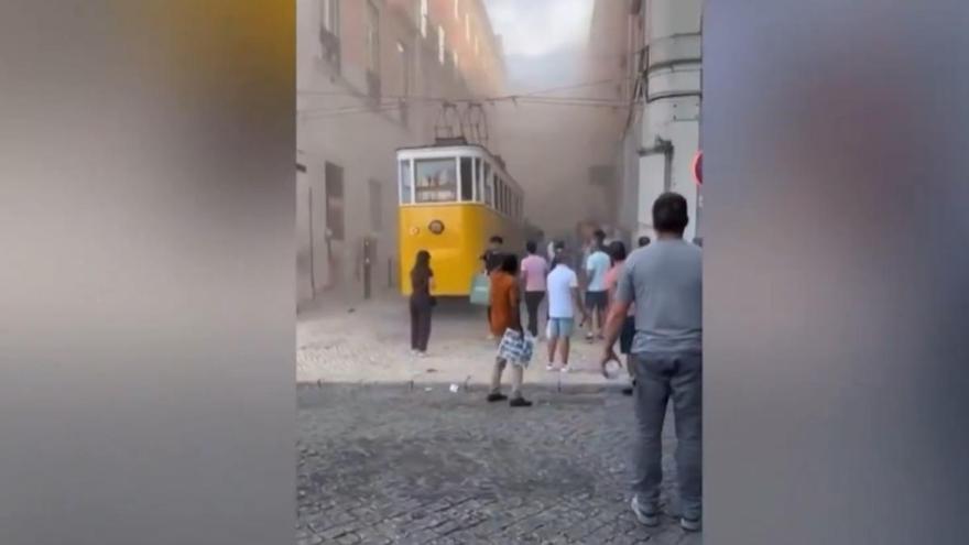 Al menos tres muertos y una veintena de heridos tras descarrilar un famoso funicular en Lisboa