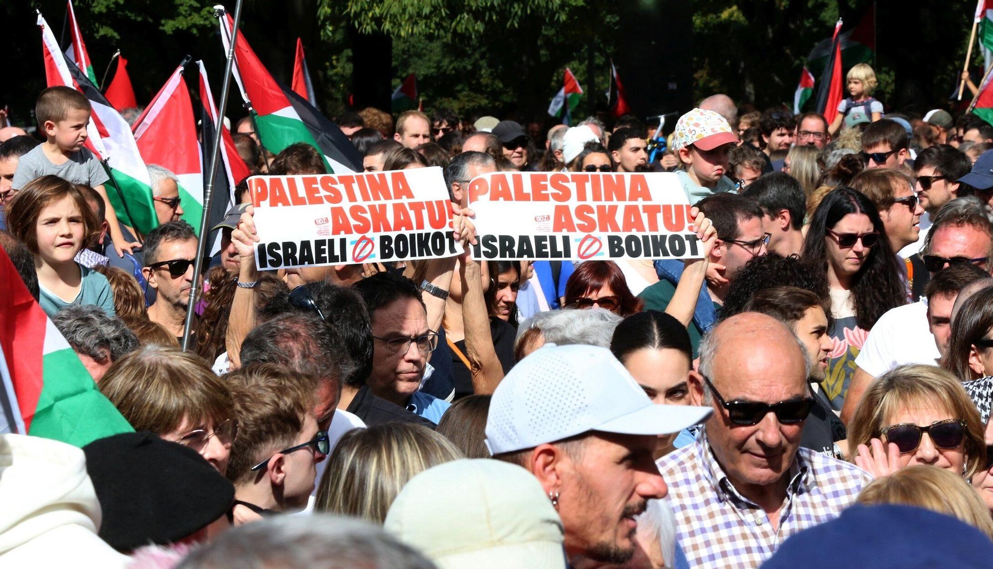 Fotos de la concentración en apoyo a Palestina en Pamplona este sábado