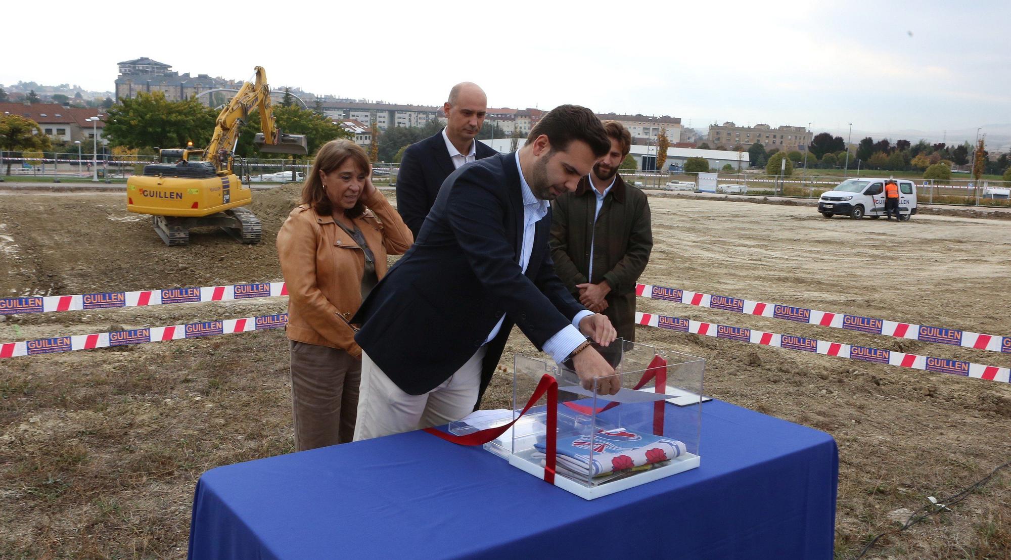 Colocación de la primera piedra de la nueva Escuela Infantil Sarastigorri en Zizur Mayor