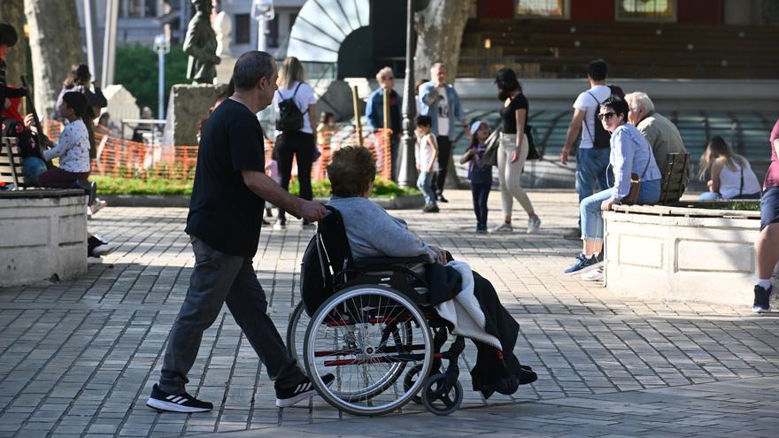 La oposición pide equiparar la prestación para asistente personal a Gipuzkoa y Araba