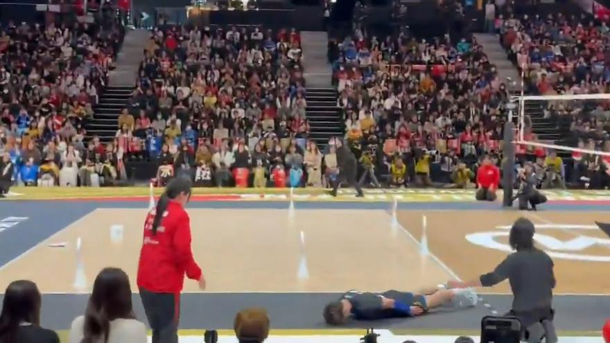 Un jugador de voleibol pega un balonazo a una jueza y su disculpa da la vuelta al mundo