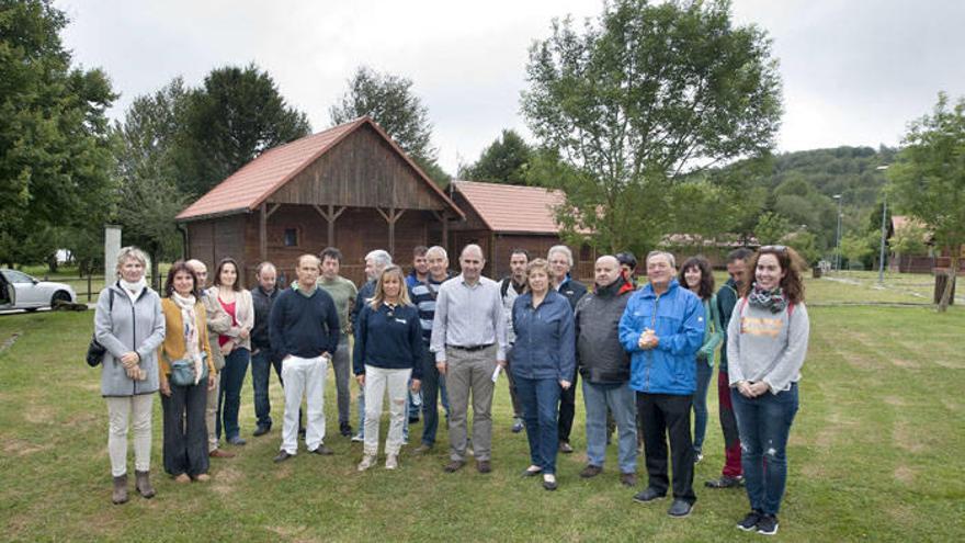 Los consejeros Ayerdi y Elizalde y la directora general de Turismo y Comercio, con personal del camping y técnicos de ambos departamentos.