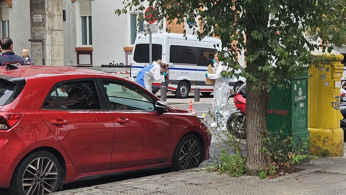 Imagen de la Policía Científica recogiendo pruebas en el crimen de Solokoetxe