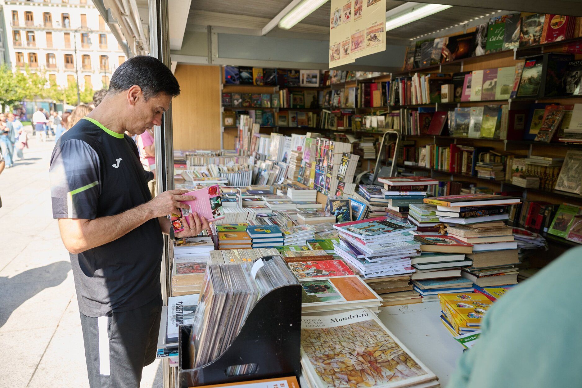 La historia de Navarra triunfa en la Feria del Libro Antiguo