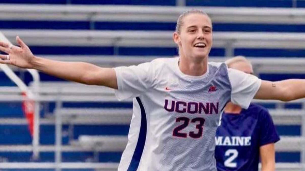 Naia Ocio celebra un gol con las Connecituct Huskies
