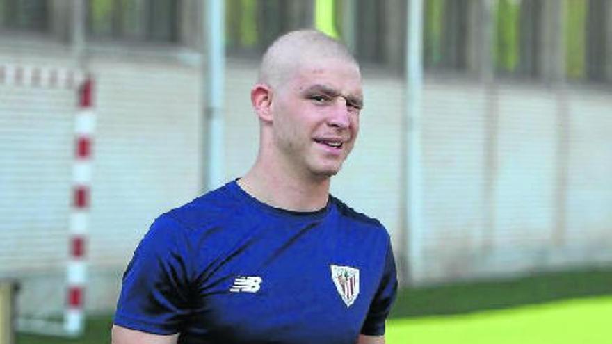 Yeray Álvarez concentró todas las miradas durante el entrenamiento de ayer en Lezama. Fotos: Juan Lazkano