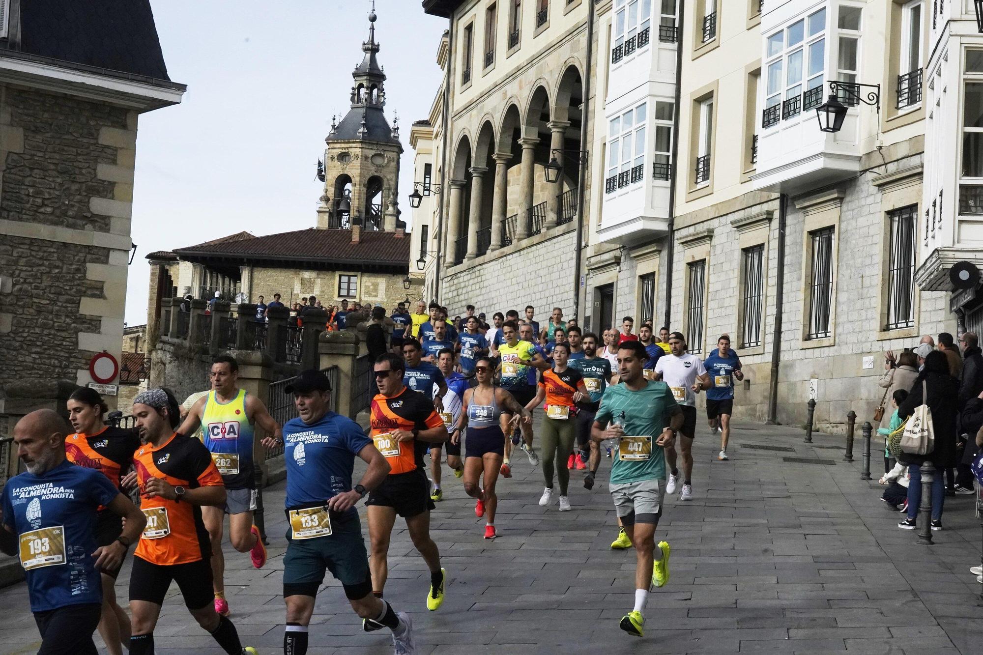En imágenes: Miles de personas conquistan la Almendra de Gasteiz