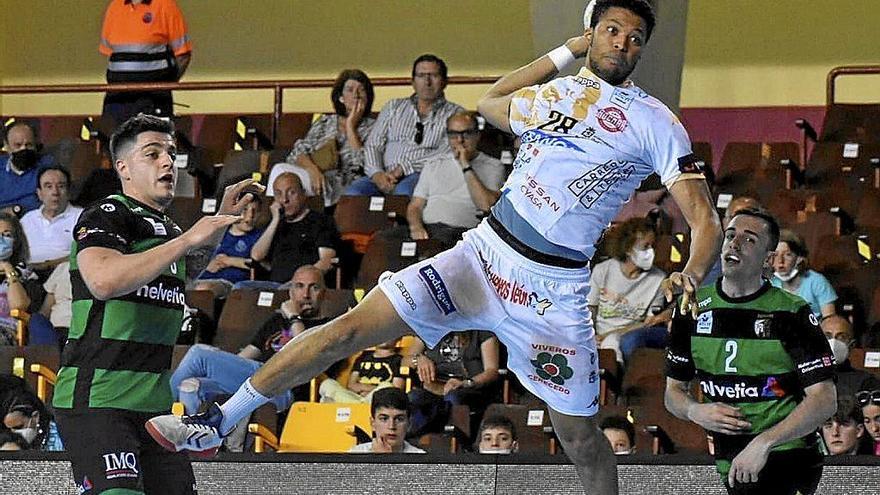 Semedo lanza a puerta tras superar a la defensa del Helvetia, en el partido de ayer. Foto: Ademar de León