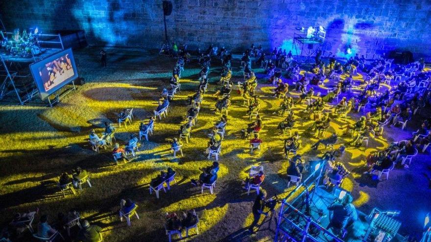 Un momento del espectáculo &quot;Luces, música, ¡acción!&quot;, de Suakai, en el marco del Festival de las Murallas.